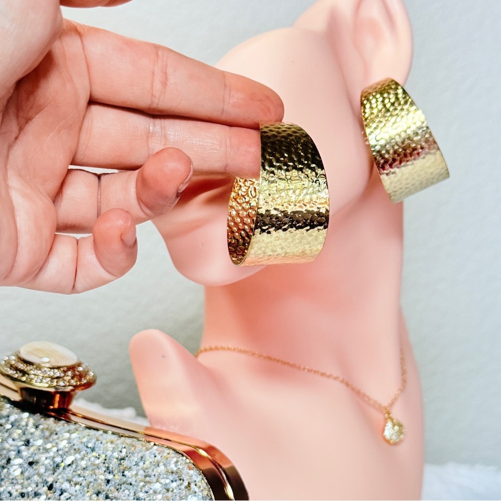 ⚜️ Gold Hammered Earrings - Picture 4 of 7